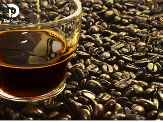 Cà phê nguyên chất sau khi pha thường có màu nâu cánh gián đến nâu đậm