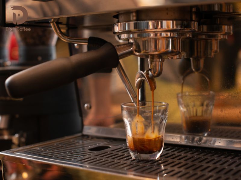 Pha cà phê espresso bằng máy pha